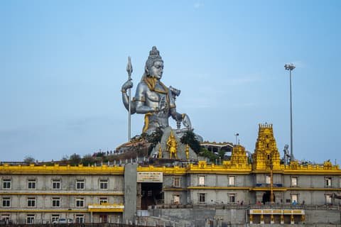 Shiva statue and Raja Gopura at Murudeshwar